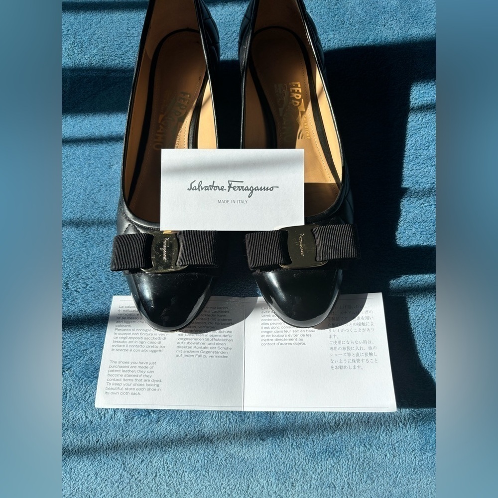 Ferragamo Vara Bow Pumps Black Patent Leather Heels Size 8.5 B - Picture 11 of 14